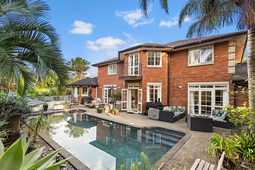 Expansive Living With Pool
