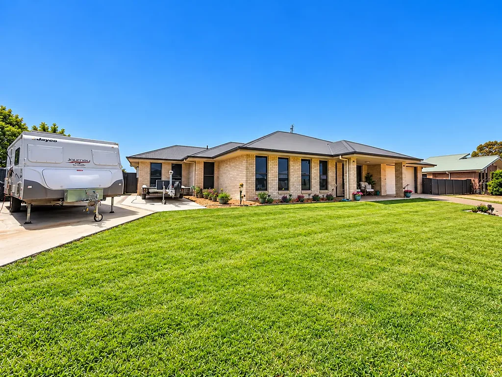 Chinchilla 4ਬੈੱਡਰੂਮ A SUBSTANTIAL FLOORPLAN, 2 LIVING AREAS, 4 CAR
AND CARAVAN PAD - THIS IS LIVING WITHOUT THE COMPROMISE.