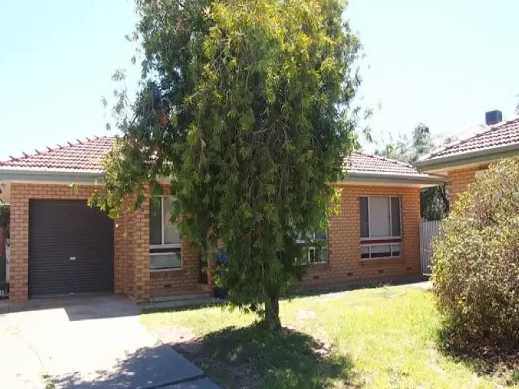 Spacious Two-Bedroom Homette - Close to Amenities!
