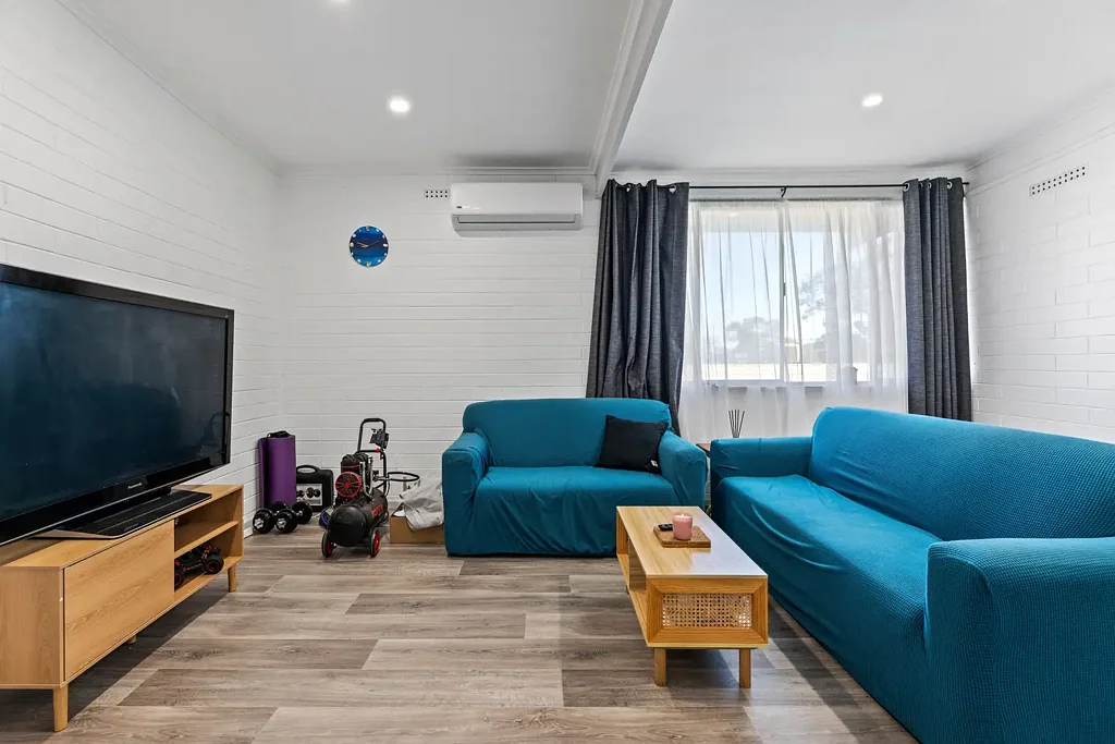 Salisbury East 2 Bedroom Crisp, Cosy & Cleverly Refurbed; Arm's Reach to Green Space & Shopping Hubs.