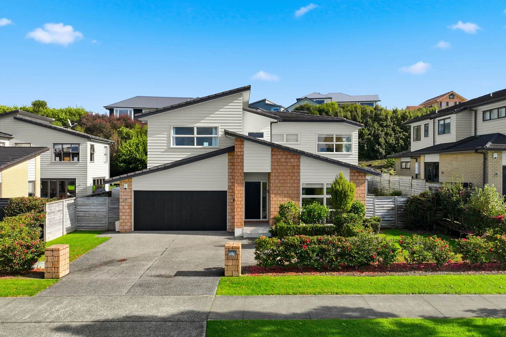Silverdale 4 Bedroom Where Sunshine Meets the Reserve!