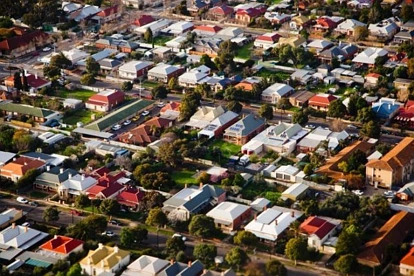 10月30日澳洲房地产与财经新闻汇总-房价10年不涨的警示与文化驱动的溢价
