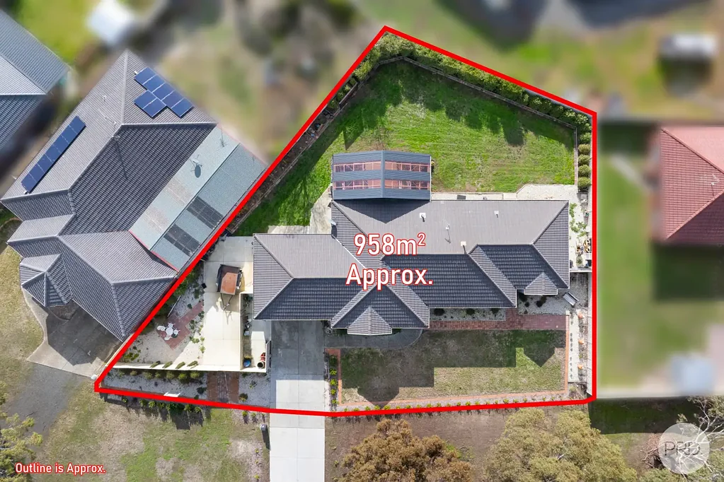Redan 4غرفة نوم Solid Family Home on Large 958m2 Block with Side Access & Reserve Outlook
