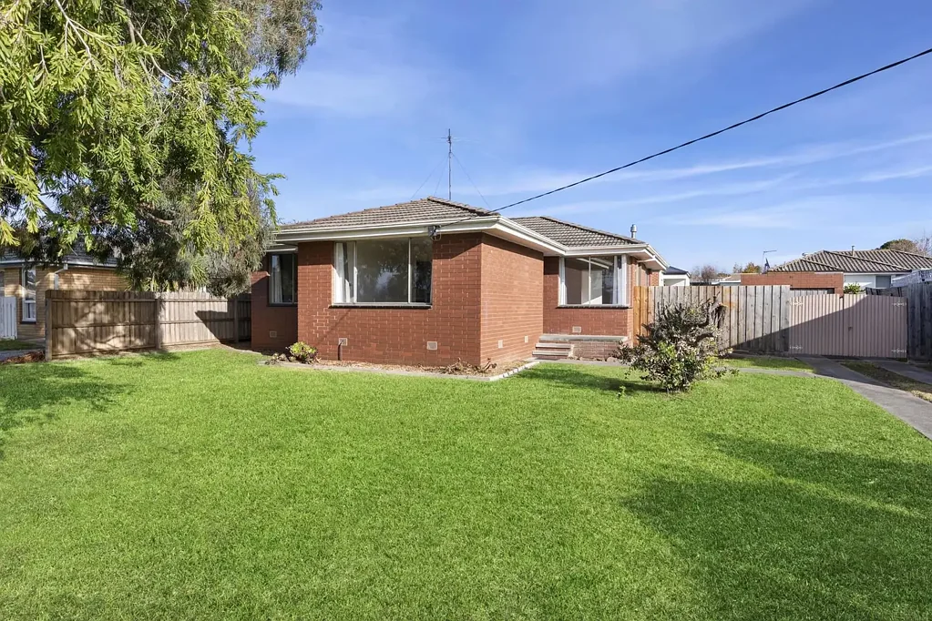 Light-Filled Living in an Unbeatable Location