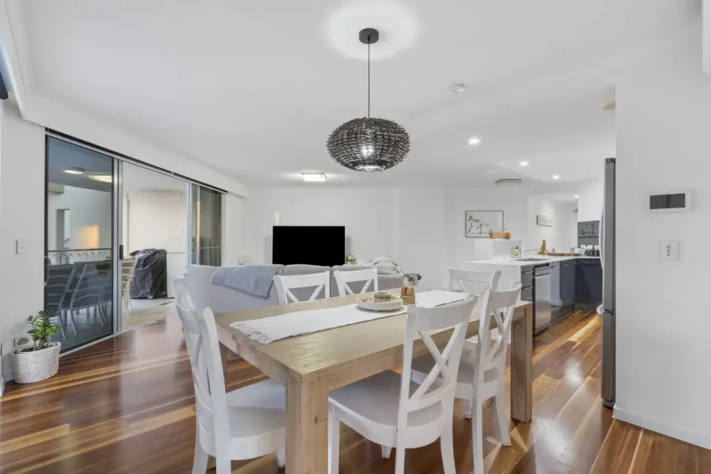 Surfers Paradise 3कमरा House-Sized Living by the Beach – Fully Renovated, 3 Bedrooms, 2 Car Spaces & Private Storage in Exclusive Budds Beach