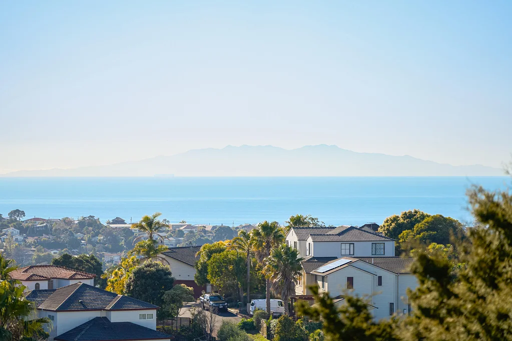 Murrays Bay 3房  Coastal Living | 1,568sqm | Sea Views | Rangi Zone