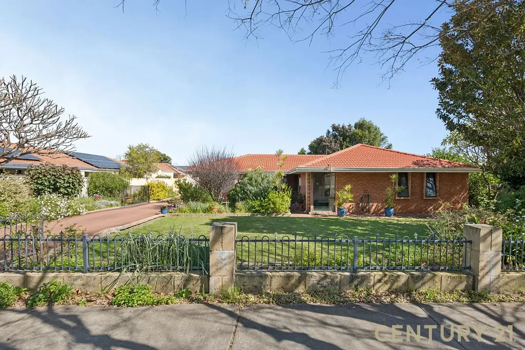 Carlisle 4Kwarto RAREST OF OPPORTUNITIES IN PRIME FLETCHER PARK LOCATION!!