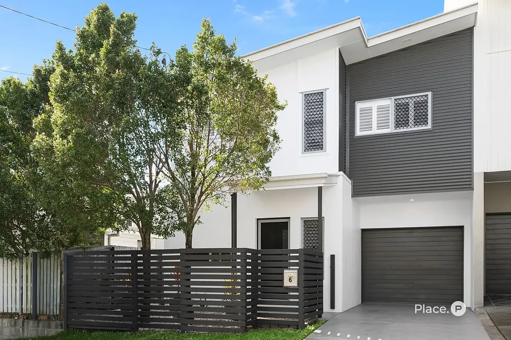 Holland Park West 3chambre Modern Low-maintenance Executive Home in Sought-After Location
