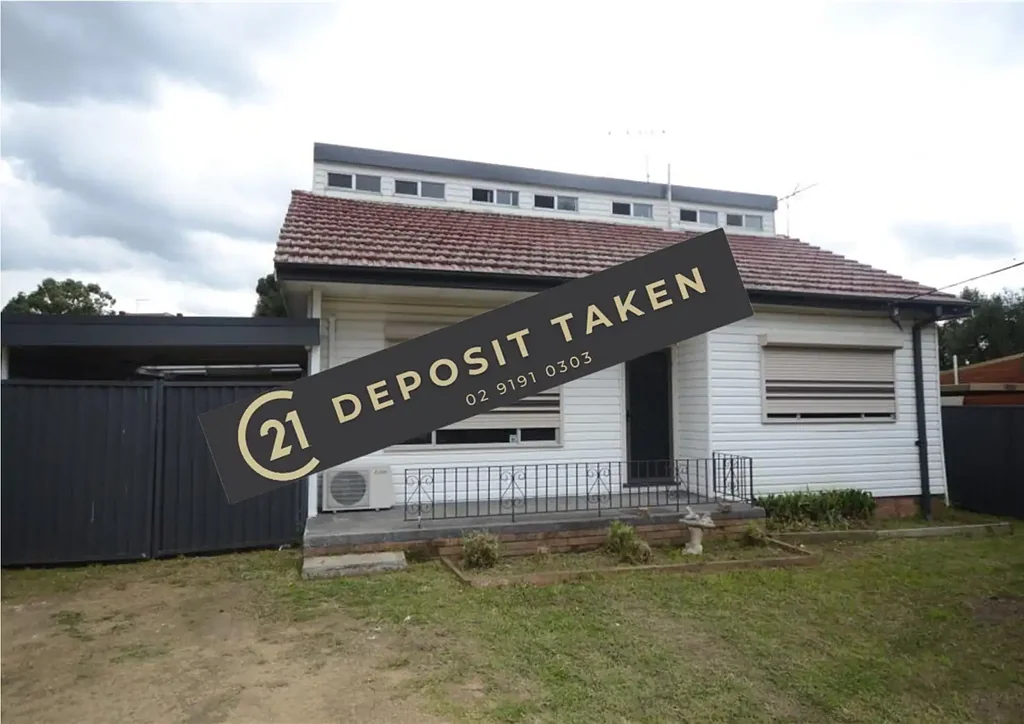 FRESHLY PAINTED 3 BEDROOM HALF HOUSE!!!