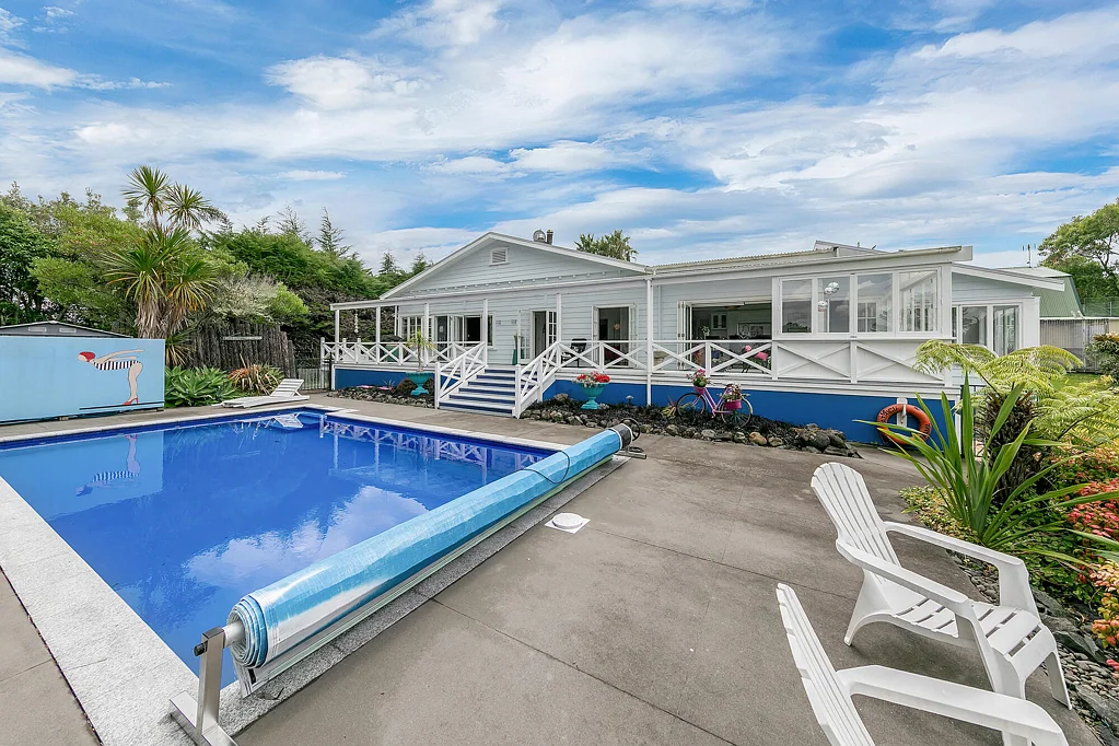 Paremoremo 8 Bedroom 3 Separate Housing Options for Extended Family.
