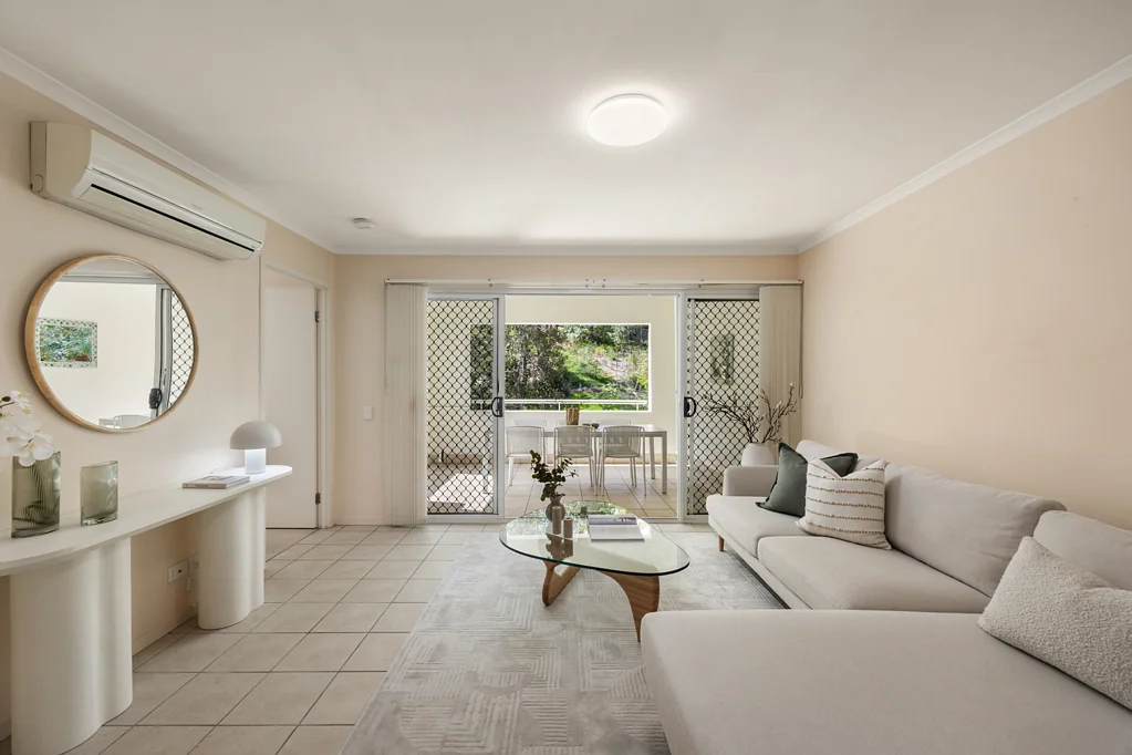Indooroopilly 2Zimmer Two Living Areas, Two Car Spaces, One Outstanding Location