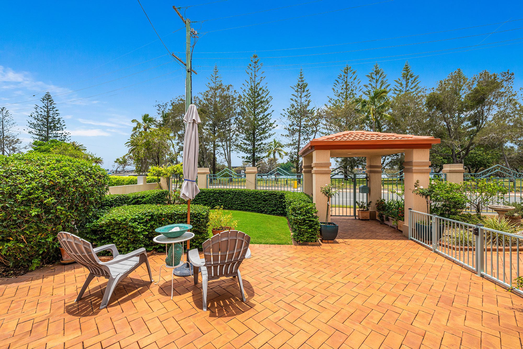 UNIT 1 130 THE ESPLANADE, PARADISE POINT QLD 4216, 0 rūma, 0 rūma horoi, Townhouse