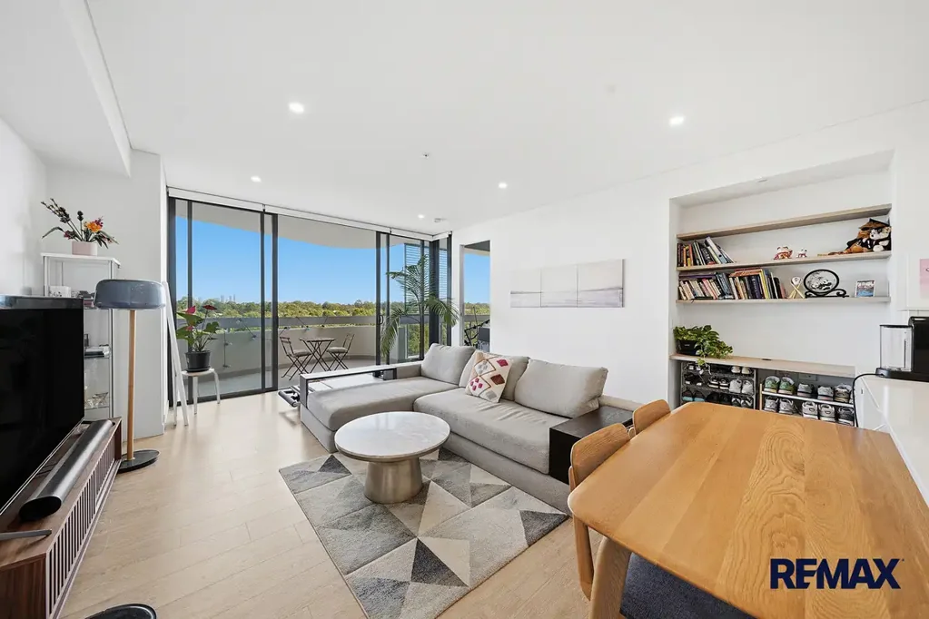 Lidcombe 2房 Olympic Park视野 朝西北采光充足 两卧独立卫浴 SMEG高端厨电 社区花园烧烤区 地下车位储物 Sunlit North‑West facing Retreat with Serene Park Views on Level 5