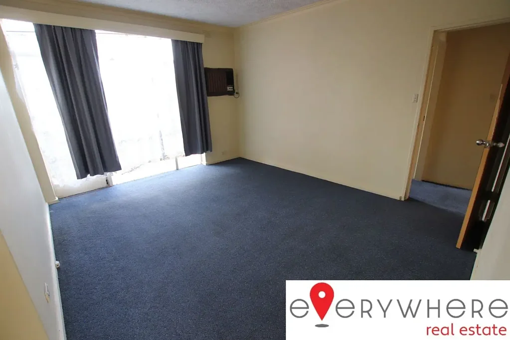 OVERSIZED APARTMENT - SHOPS - SCHOOLS - TRANSPORT - EVERYTHING YOU NEED AT YOUR FINGER-TIPS!