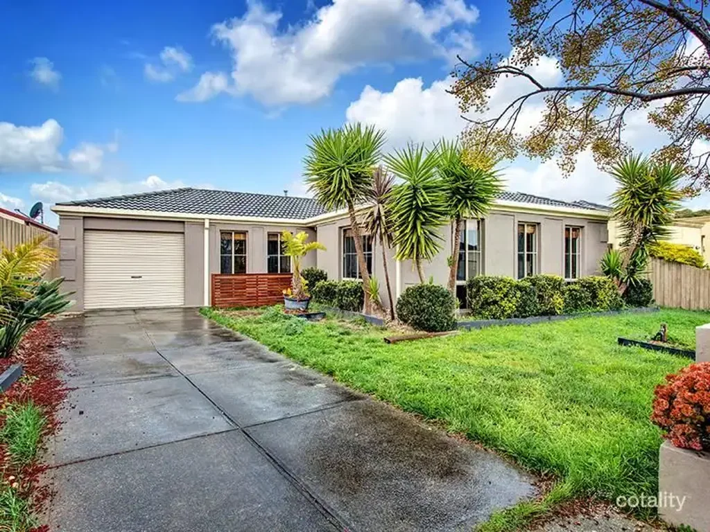 Family Home in Roxburgh Park !!