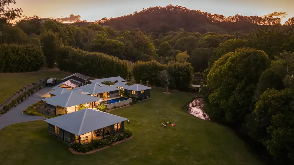 Currumbin Valley 5બેડરૂમ Captivating Pavilion-Style Entertainer with Dual Living