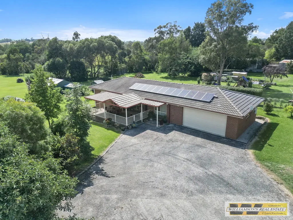 Drouin West 3ਬੈੱਡਰੂਮ lifestyle with well presented neat home on one acre.