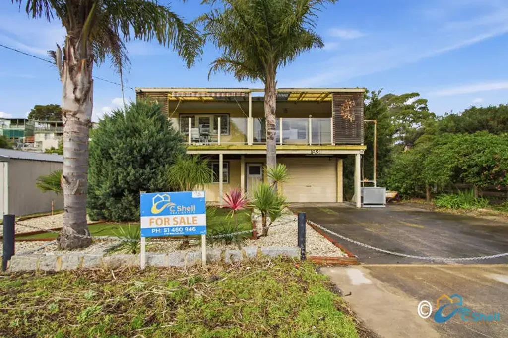 Loch Sport 3房  LAKESIDE OF THE TOWN AND TUCKED IN A QUIET COURT!