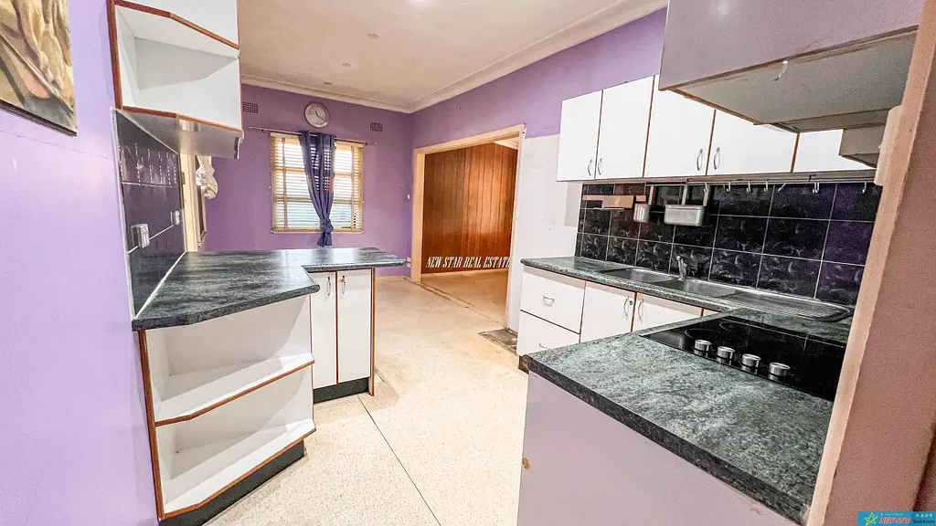 Spacious 3–4 Bedroom Half-House in Prime Location!