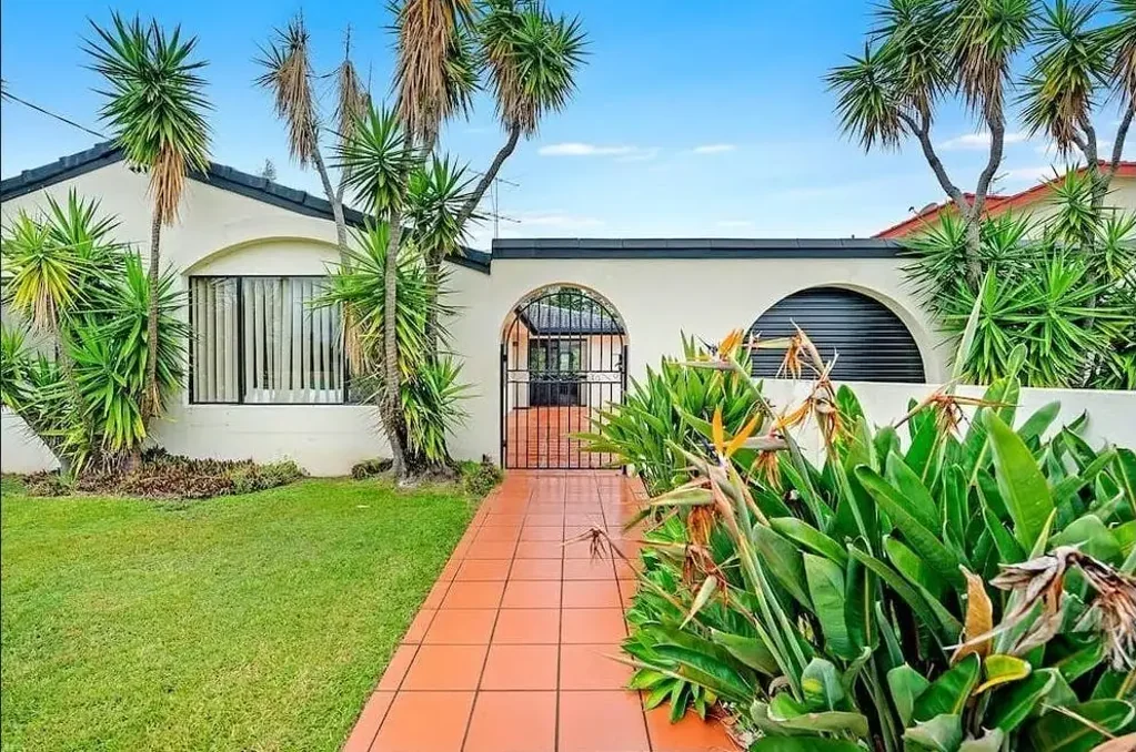 Waterfront Living in the Heart of Broadbeach Waters