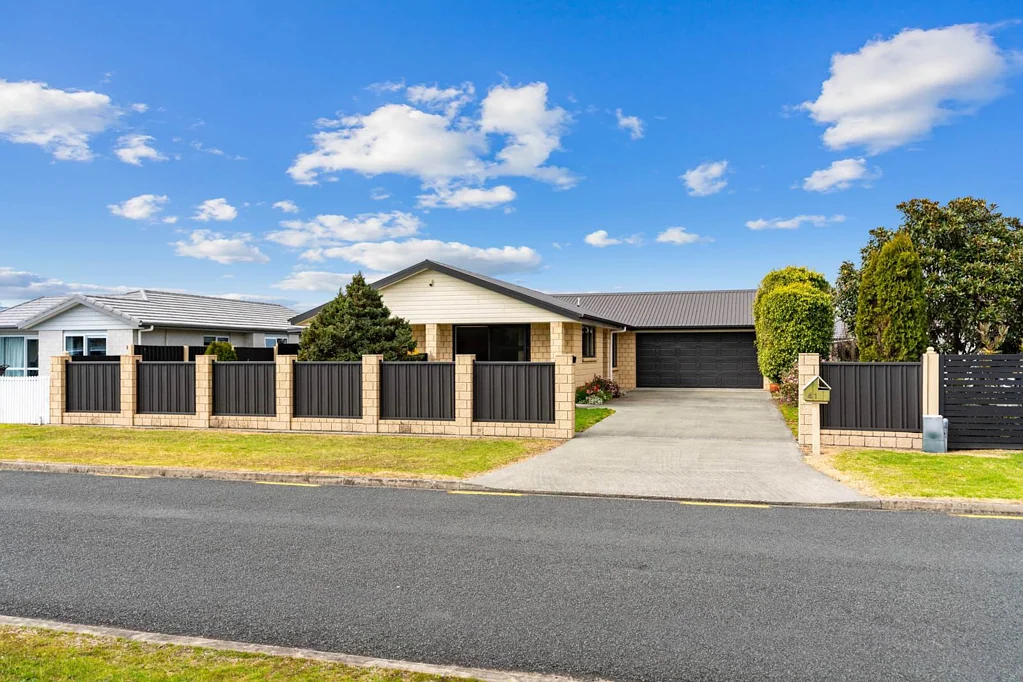 Mangawhai 3Moenga Stunning Solid Brick Family Home – Modern Comf...