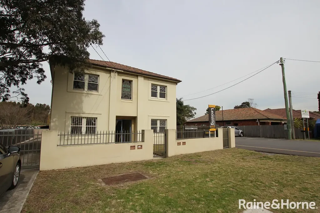 Spacious 1 bedroom unit + study/sunroom area
