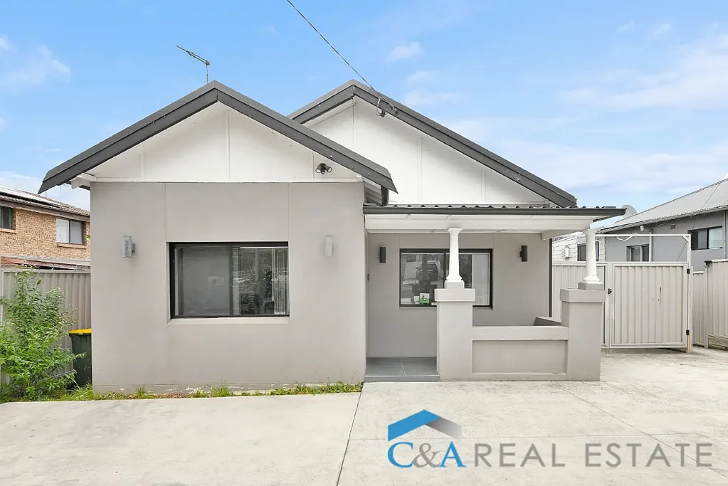 Greenacre 5房 双砖住宅带granny flat 613平米地块 美食厨房岛屿吧台 超市公园学校近便 Renovated 3 Bedroom House + 2 Bedroom Granny Flat