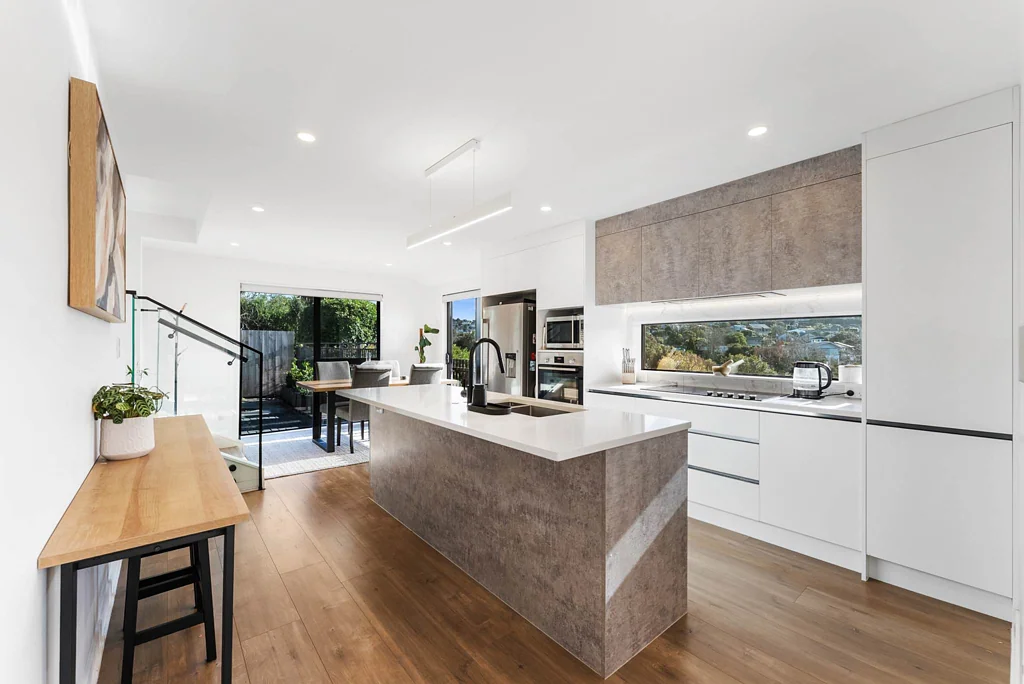 Browns Bay 4chambre Split-Level Perfection with Sherwood Park Views!