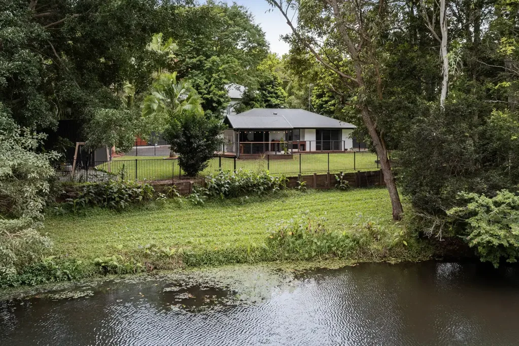Palmwoods 3房  Renovated charmer with water views!