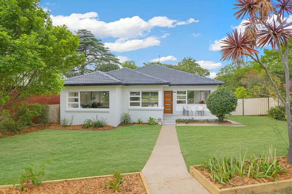 Baulkham Hills 4房 街角地块700平 精美翻新四卧 时尚厨房双浴 户外娱乐区 车库停车位 高速公路近 学区房便利 高回报潜力 Subdivision Potential in Premier Low-to-Mid Rise Residential Zoning