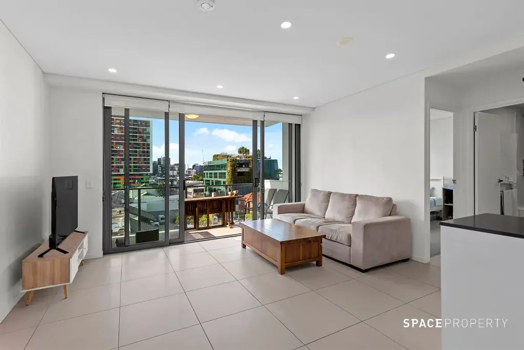 Fortitude Valley 2房 中心地段便利 豪华两卧公寓 阳光满溢起居 宽敞阳台观景 现代厨房精装 步行生活天堂 Stylish Inner-City Living Moments from James Street & Howard Smith Wharves