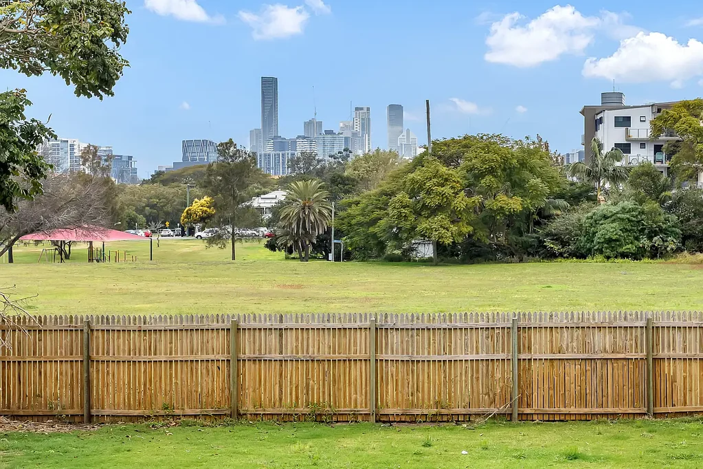 FABULOUS CITY VIEWS ACROSS PARKLAND