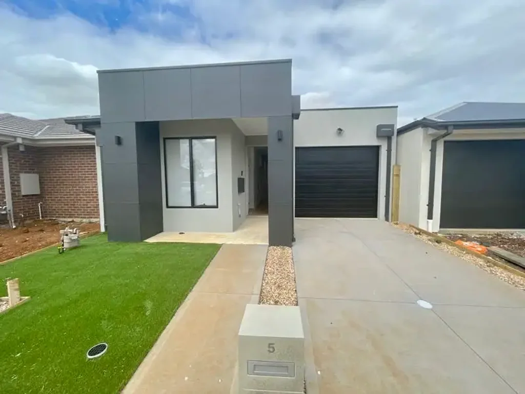 Near New low-maintenance Family Home