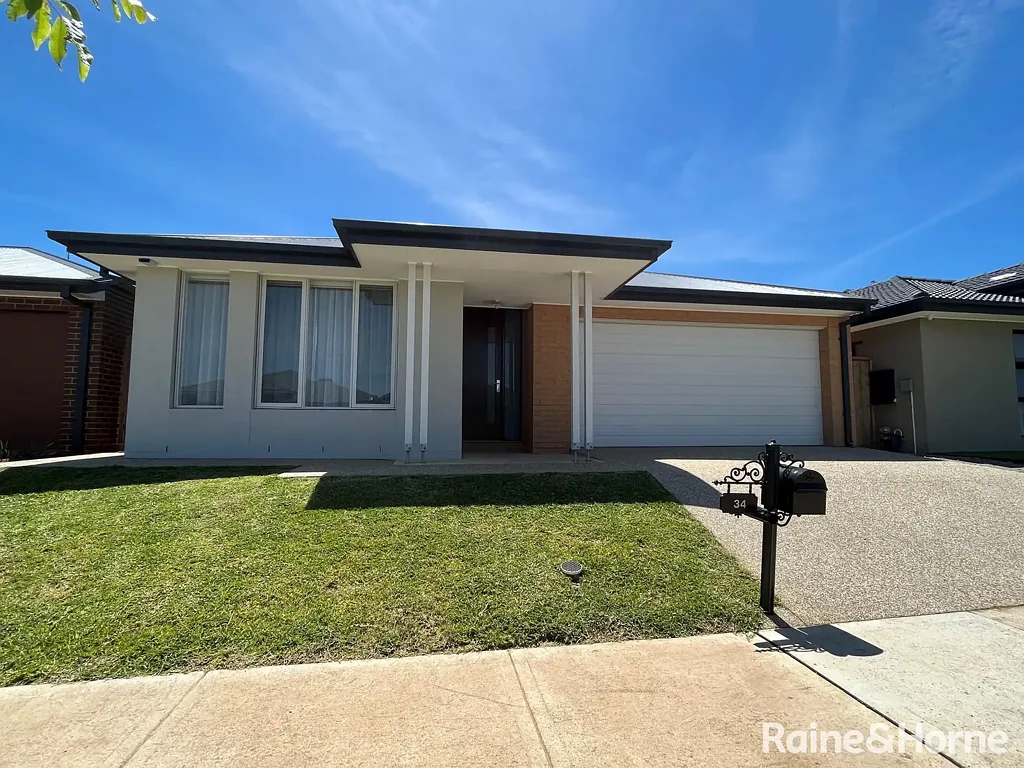 Like New 4 Bedroom Family Home!