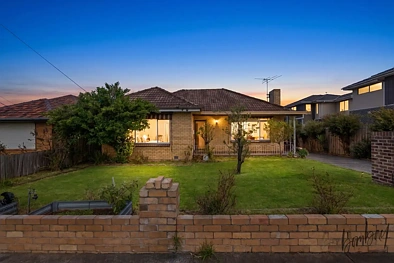 Glenroy 4房 现代、私密且位置优越——理想的首套房或投资机会 Modern, Private & Perfectly Positioned - The Ideal First Home or Investment Opportunity