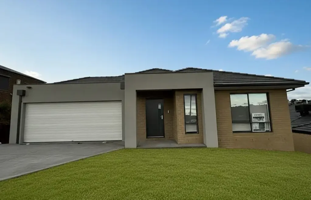 Bacchus Marsh 5房 近新住宅 640m2土地 5卧3厅 家庭办公室 低维护后院 邻近学校公园 商店交通 Near-New Luxurious Home - 32sq 5 Bedrooms