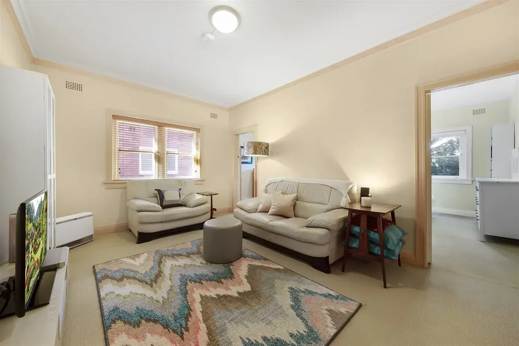 Furnished Art Deco Apartment in Convenient Locale