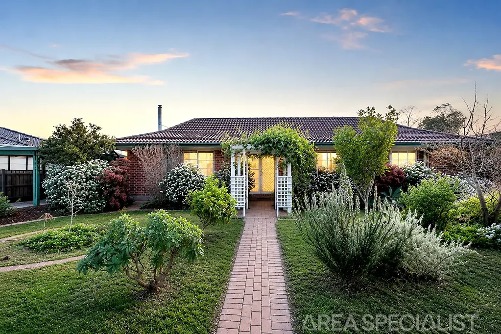 Mornington 3房 成熟社区砖房 656m²平坦地块 三校步行可达 Miele厨房后院添池空间 串联车棚太阳能 The Brief: Central Location meets Family Living