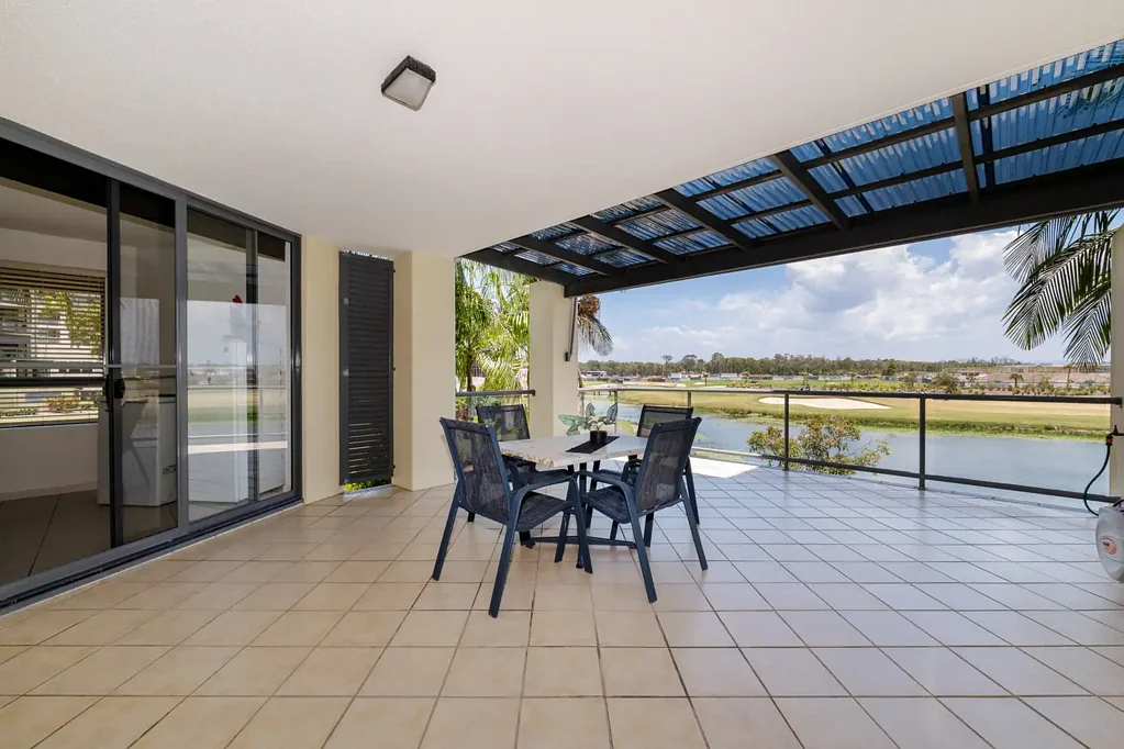 Pelican Waters 3chambre A Spacious Apartment With Delightful Lake Front & Golf Course Views