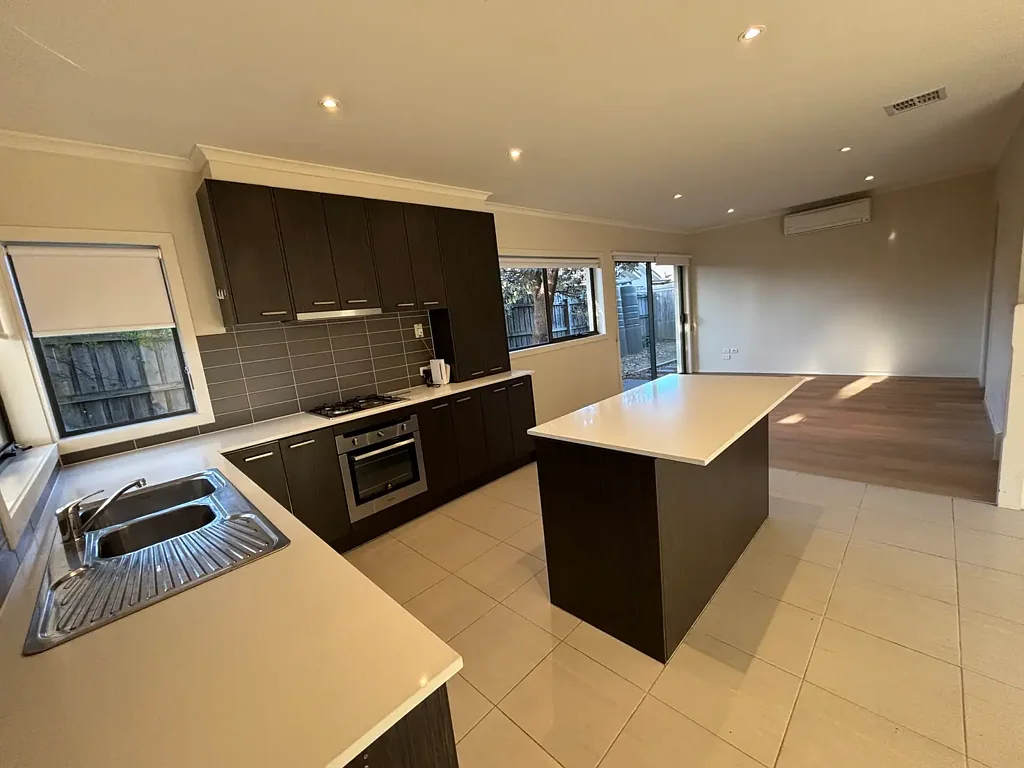 Located walking distance to the beach, station and all Kananook has to offer