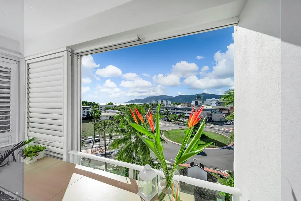 Cairns North 1Kwarto Convenience, ocean views & your new lifestyle!