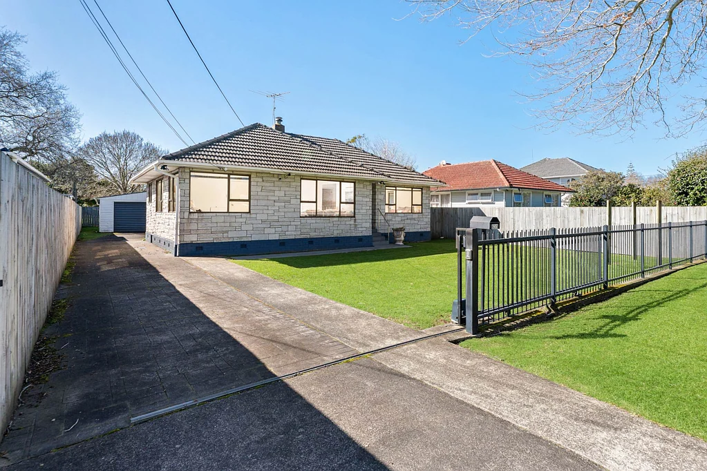 Te Atatu Peninsula AFFORDABLE OFFICE / LIVE-WORK WITH CAR PARKING