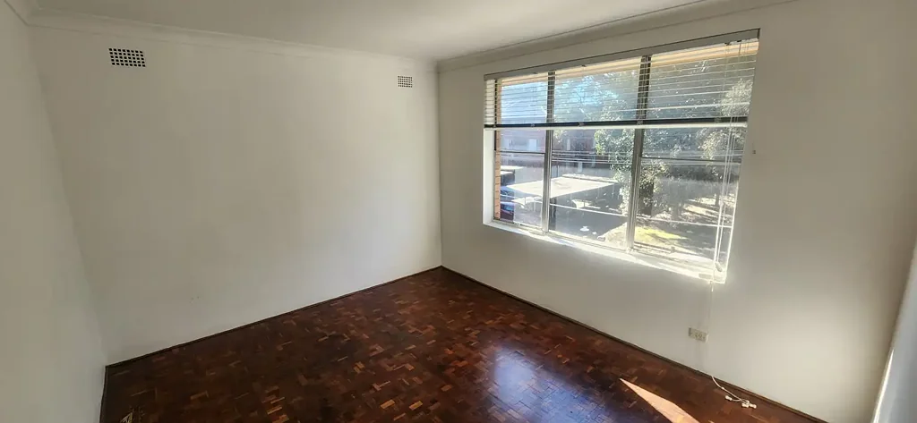 Top floor 2 Bedroom unit with Lock up garage