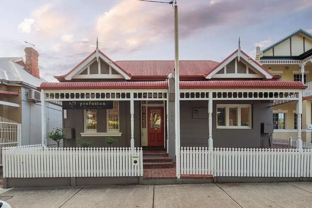 Perth 5房  HOME OPEN SATURDAY 20TH APRIL 12:00PM - 12:30PM: Trendy character property with Residential/Commercial zoning!
