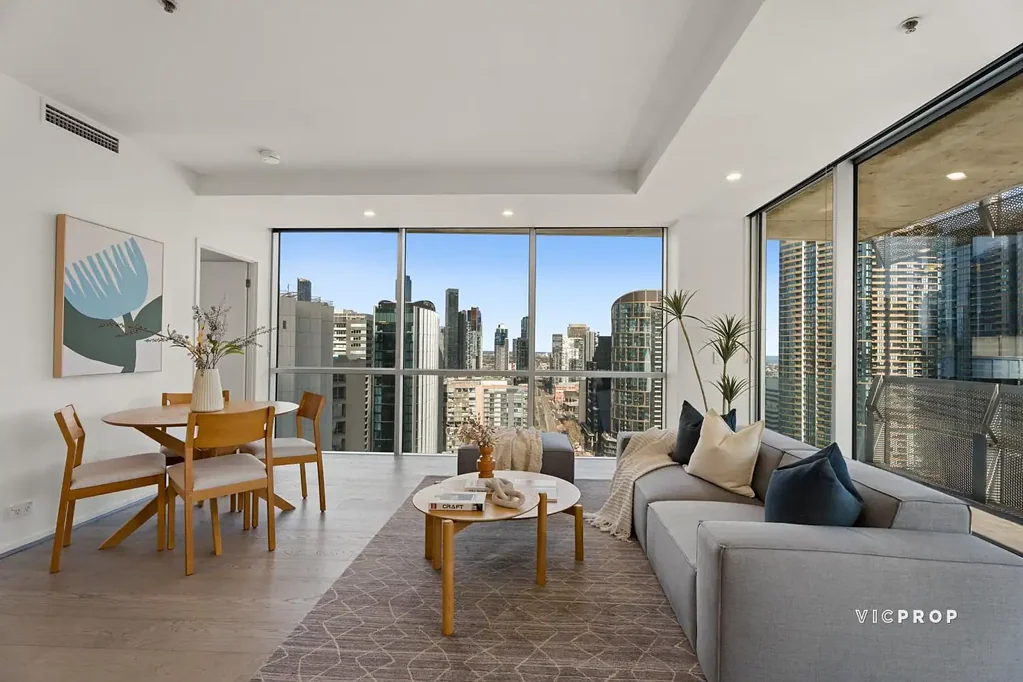 Melbourne 2房 宽敞空间、时尚格调，坐拥绝佳转角位置，尽享迷人城市景观 Space, Style and Stunning City Views from a Coveted Corner Position