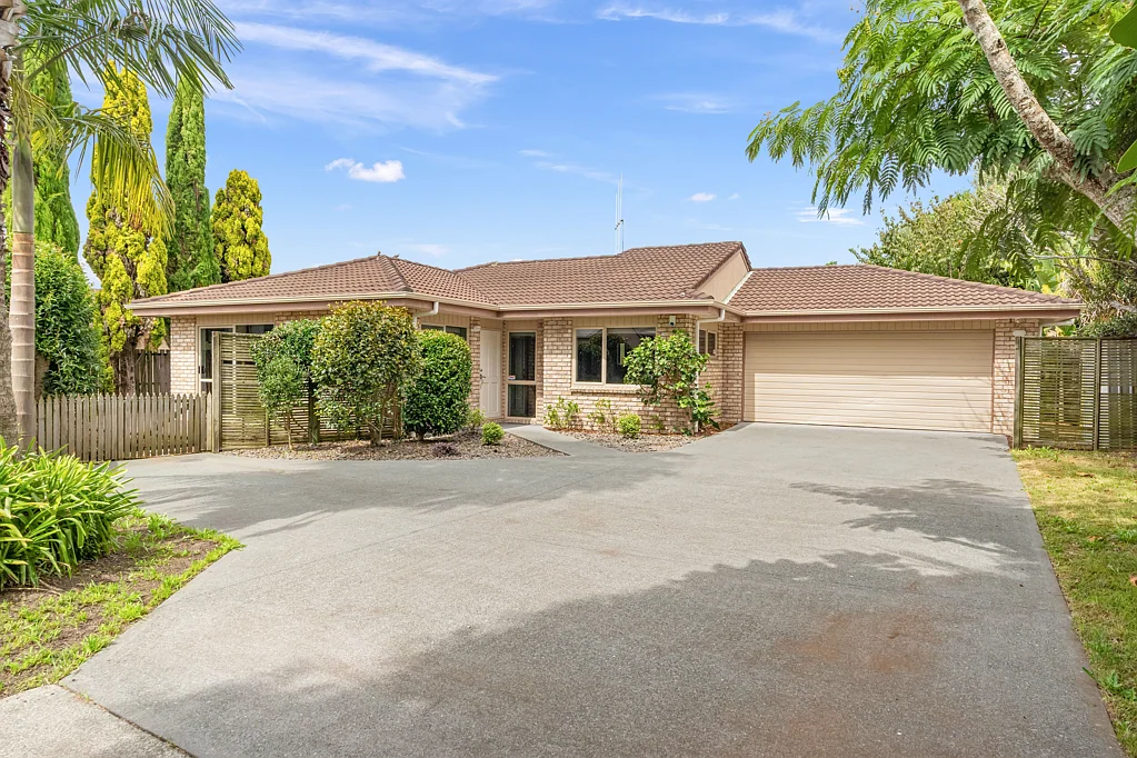 Whau Valley 3 Bedroom A hidden treasure.. Brick & tile with style