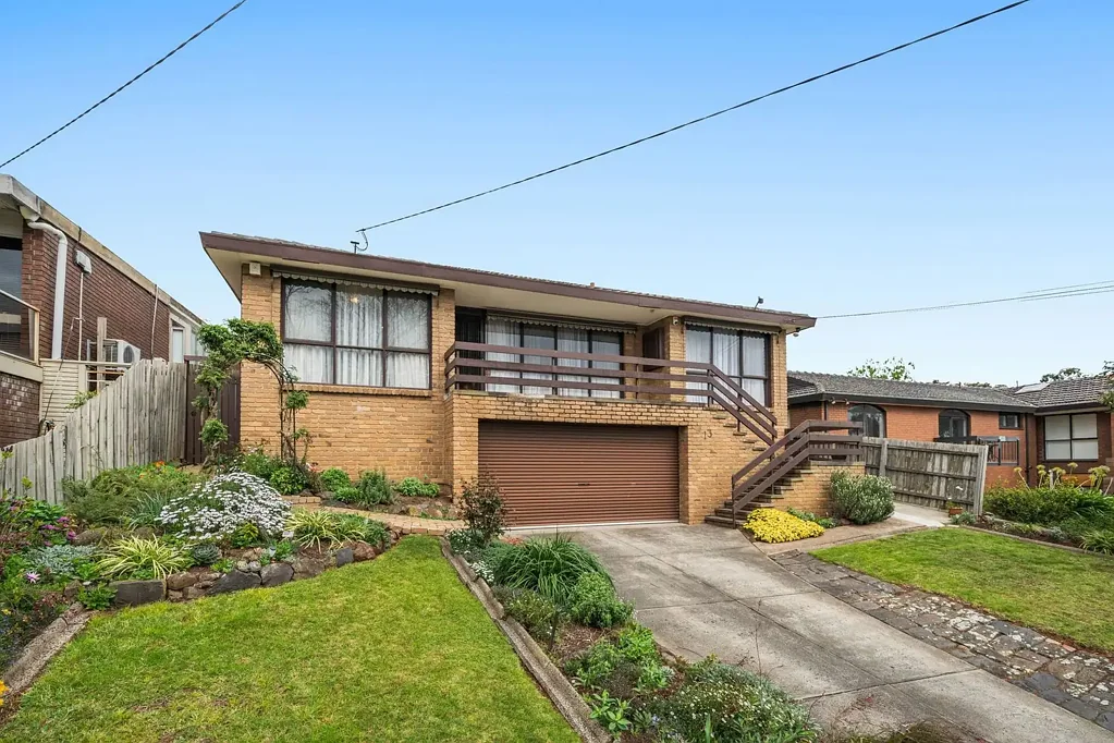Strathmore 4 Slaapkamer Elevated Family Home with Valley Views & Future Potential