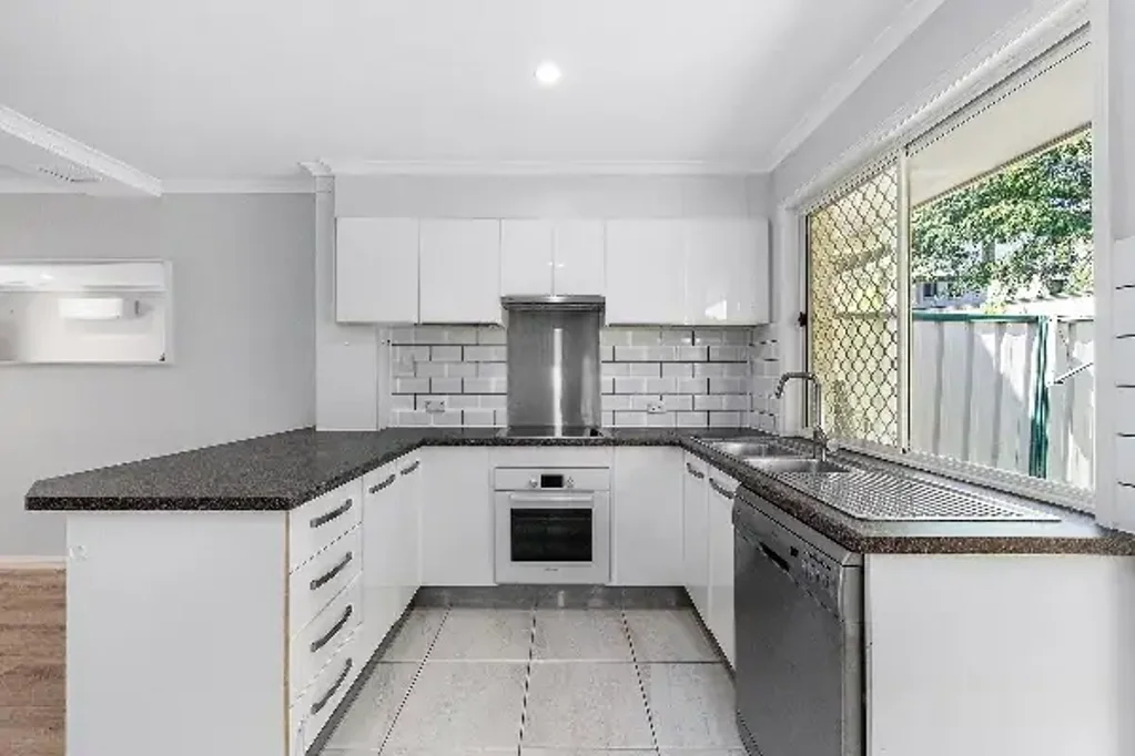 Renovated Townhouse - Spacious Courtyard - Air Conditioned