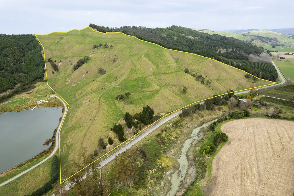 Manutuke  Picturesque land, ideal location!