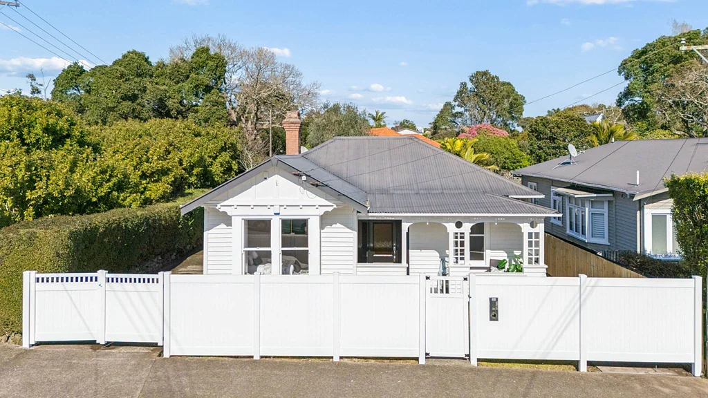 Mount Eden 4 Bedroom Welcome Home to Your Dream Family Retreat!